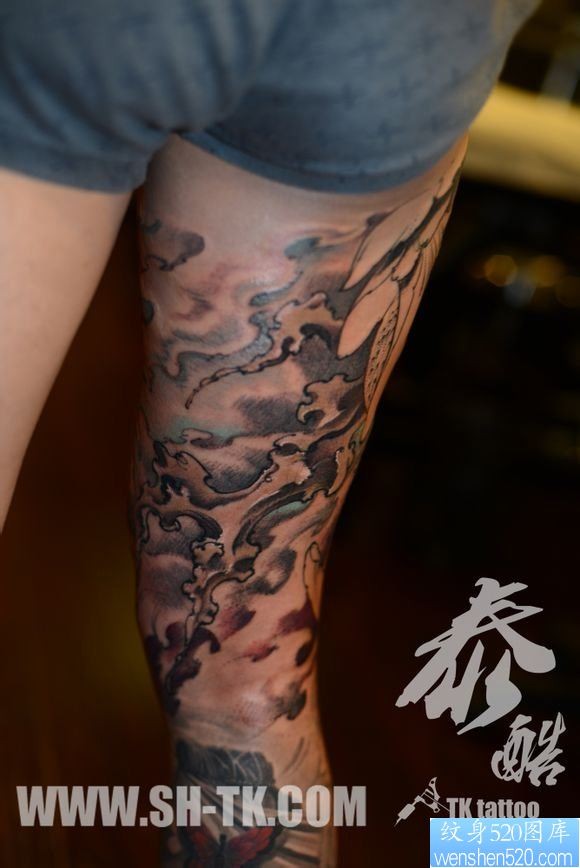 点击大图看下一张：腿部包腿鱼莲花（1）纹身图片