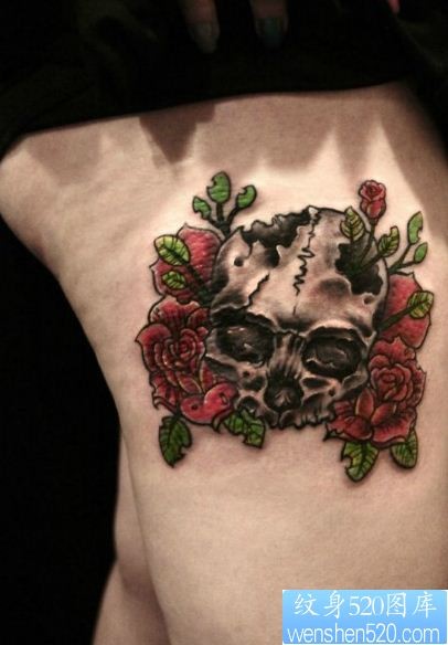 点击大图看下一张：纹身520图库推荐一幅欧美骷髅头玫瑰花纹身图片