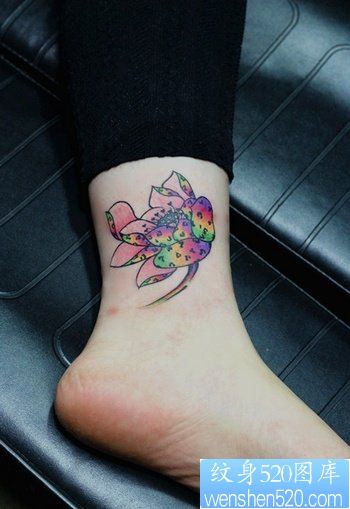 点击大图看下一张：腿部彩色莲花纹身图片