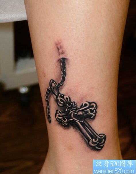 点击大图看下一张：一幅脚部十字架纹身图片