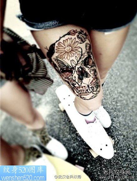 点击大图看下一张：一幅女人腿部骷髅头纹身作品