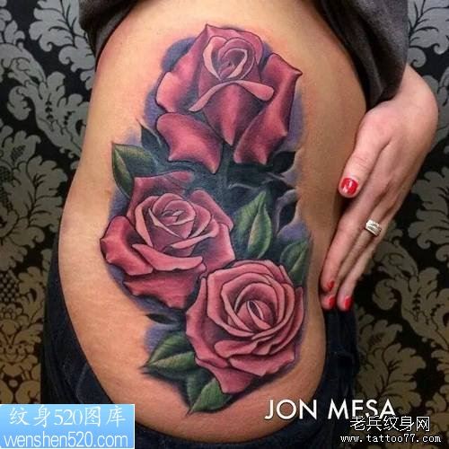 点击大图看下一张: 女人侧腰彩色玫瑰花纹身作品