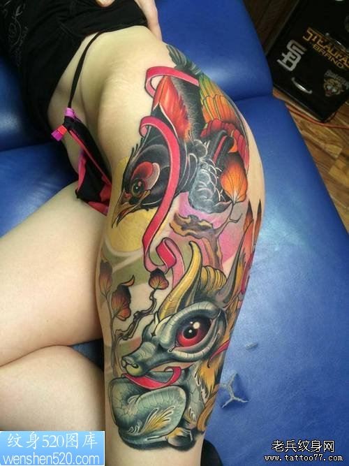 点击大图看下一张:女人腿部彩色纹身作品