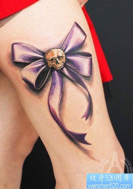 点击大图看下一张：一幅女人腿部彩色蝴蝶结纹身图案