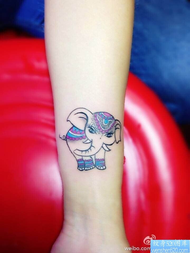 点击大图看下一张:腿部彩色象纹身图案