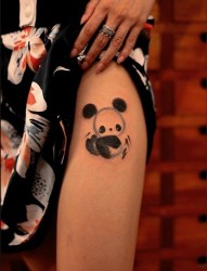 一款腿部熊猫纹身图案