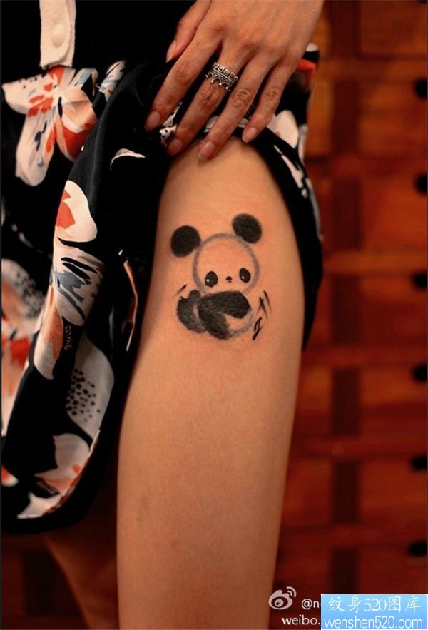 点击大图看下一张：一款腿部熊猫纹身图案