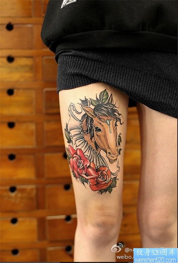 点击大图看下一张：腿部彩色马纹身图案