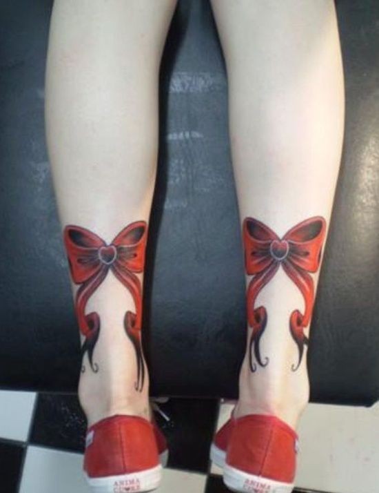 点击大图看下一张：腿部红色的蝴蝶结纹身