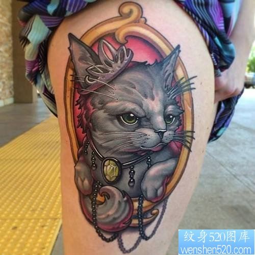点击大图看下一张：女性腿部猫咪纹身图案