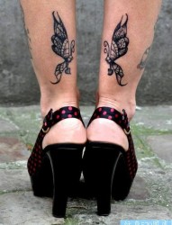 女性腿部蝴蝶纹身图案