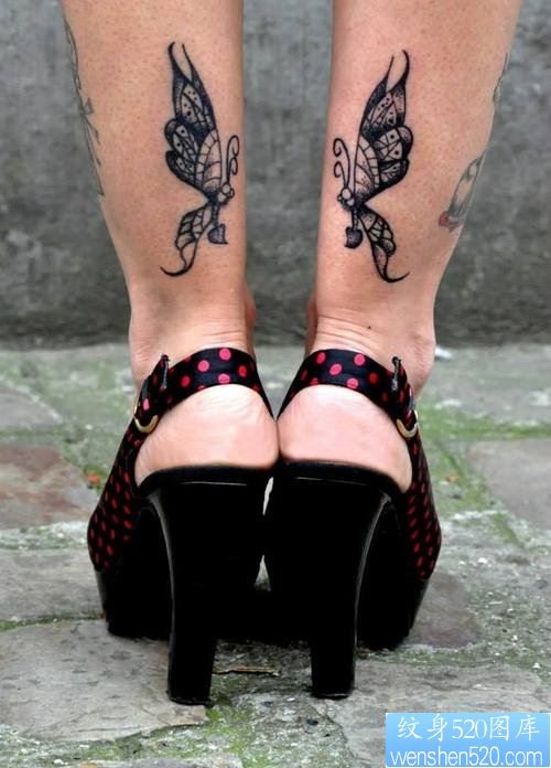 点击大图看下一张：女性腿部蝴蝶纹身图案