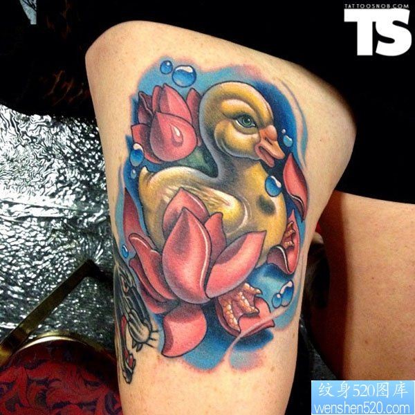 点击大图看下一张：腿部一款个性鸭子纹身图案