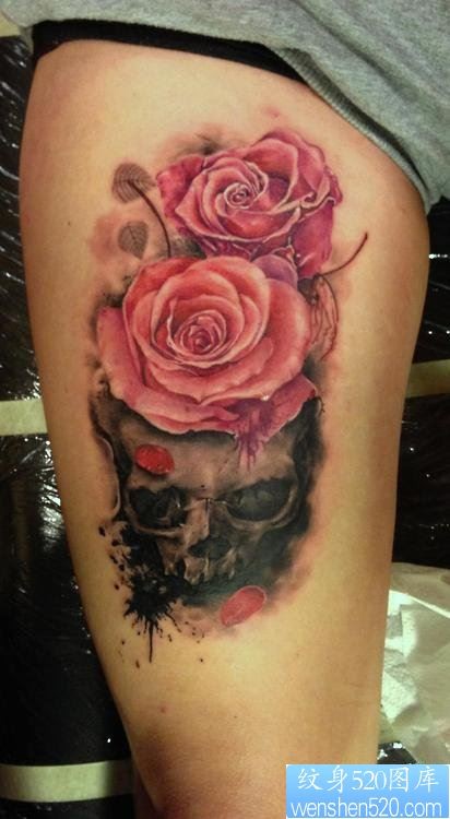 点击大图看下一张：女性腿部骷髅玫瑰纹身图案
