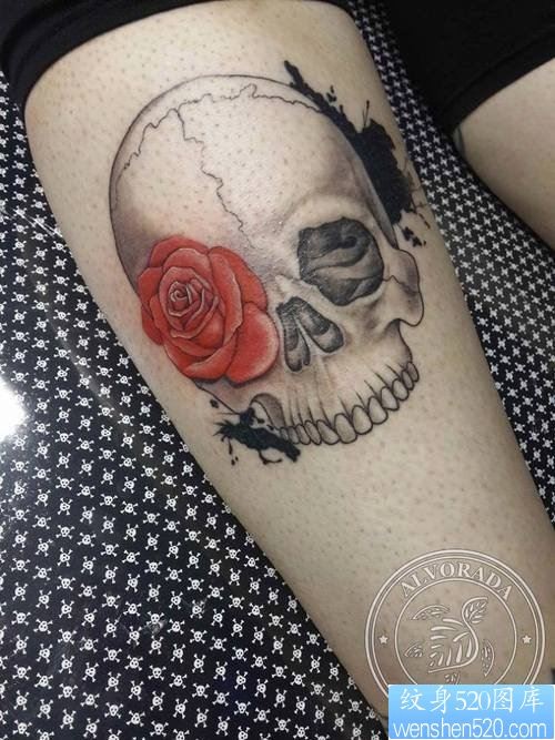 点击大图看下一张：腿部骷髅头玫瑰花纹身图案