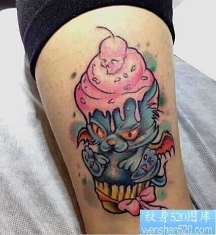 点击大图看下一张：女性腿部彩色兔子冰淇淋纹身图案
