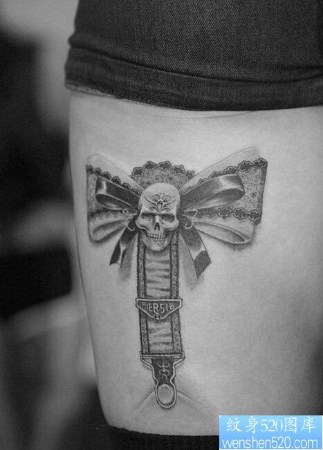 点击大图看下一张：纹身推荐一款女性腿部骷髅头蝴蝶结纹身图案