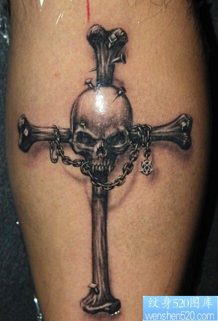 点击大图看下一张：一款腿部十字架骷髅纹身图案