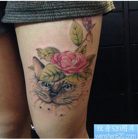 点击大图看下一张：女性腿部猫咪玫瑰花纹身图案
