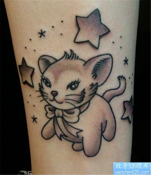 点击大图看下一张：小腿部一只调皮的小猫咪纹身图案