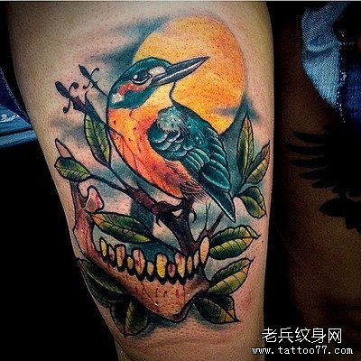 点击大图看下一张：腿部彩色鸟纹身图案