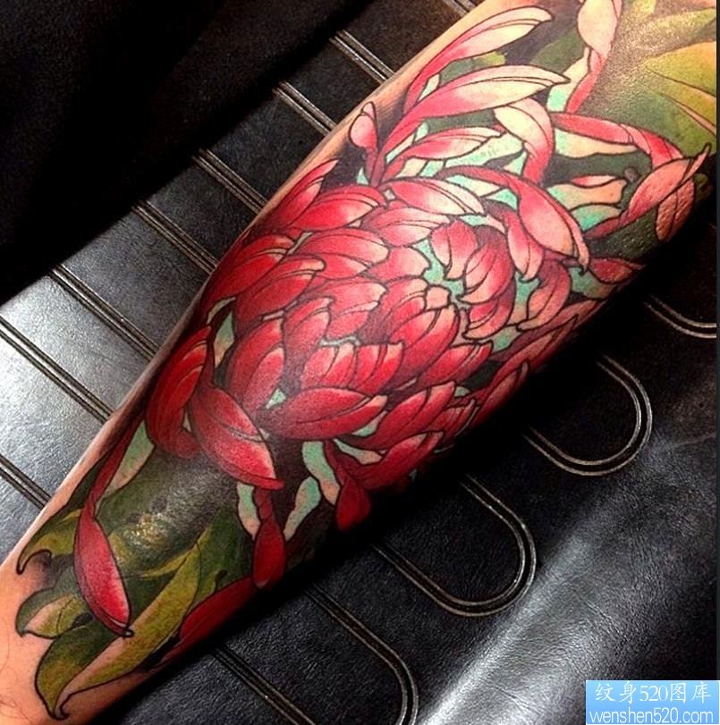 点击大图看下一张:腿部彩色牡丹纹身图案