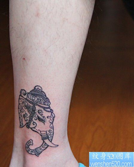 点击大图看下一张：女性脚踝樊象纹身图案