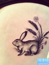 女性腿部点刺兔子纹身图案
