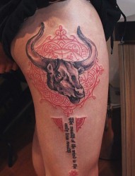 腿部彩色牛头纹身图案