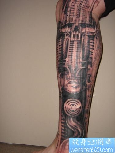 点击大图看下一张：腿部帅气的机械纹身图案