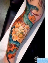 一款腿部彩色传统牡丹蛇纹身图案