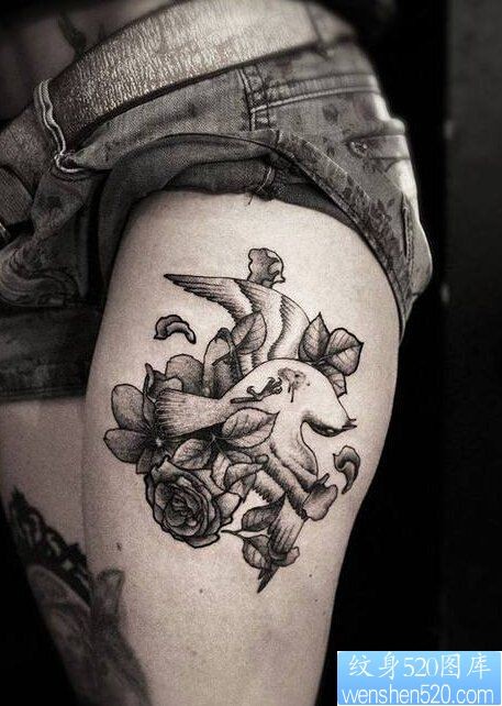 点击大图看下一张：一款女性腿部鸽子玫瑰纹身图案