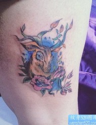一款腿部彩色羚羊玫瑰纹身图案