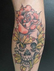 一款腿部骷髅玫瑰花纹身图案