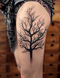 大腿上一棵没有树叶的大树纹身