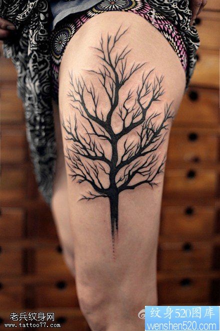 点击大图看下一张：大腿上一棵没有树叶的大树纹身