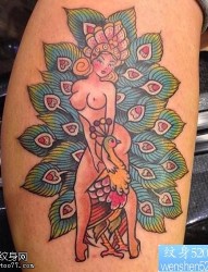 腿部美女和一只开屏的孔雀纹身图案