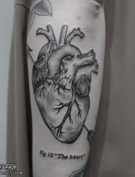 一款腿部心脏纹身图片