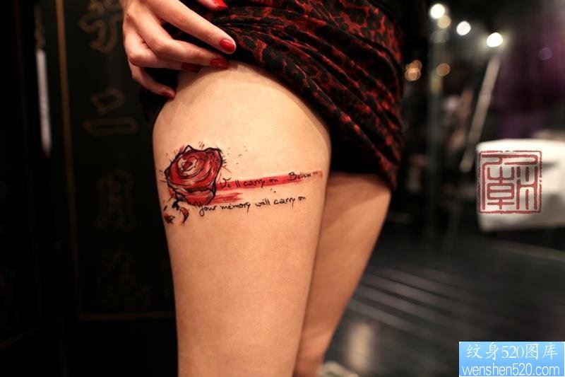 点击大图看下一张：一款女性腿部玫瑰花纹身图案