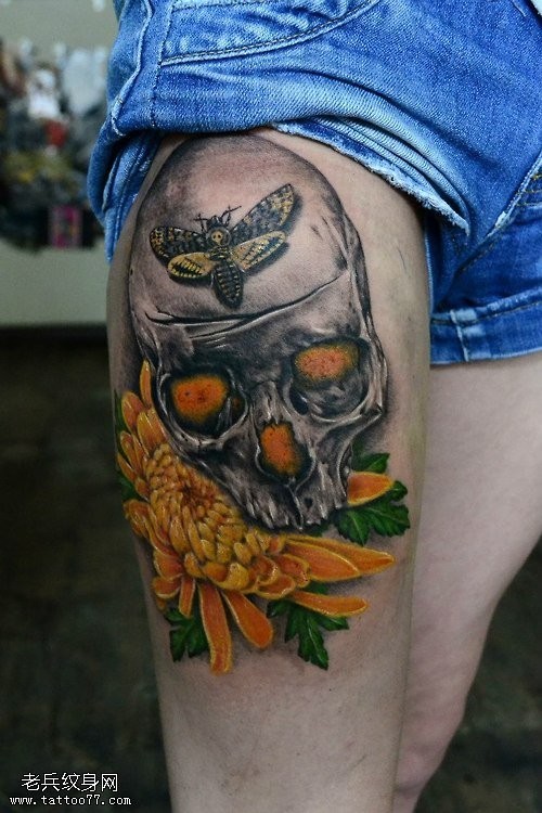 点击大图看下一张:腿部彩色骷髅菊花纹身图片