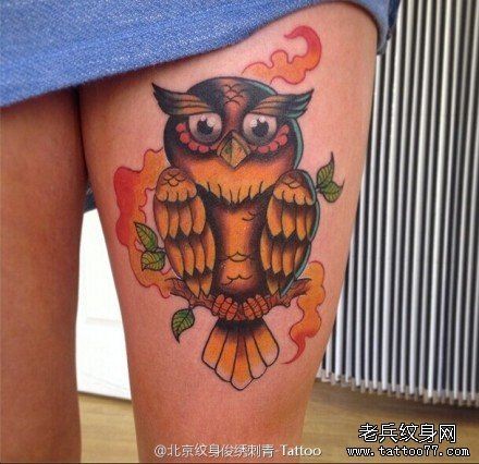 点击大图看下一张：女性腿部一只忧郁的猫头鹰纹身图案