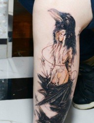 纹身提供一款腿部乌鸦女郎纹身图片