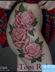 大腿部粉色玫瑰花纹身图案