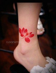 女性腿部彩色莲花纹身图片