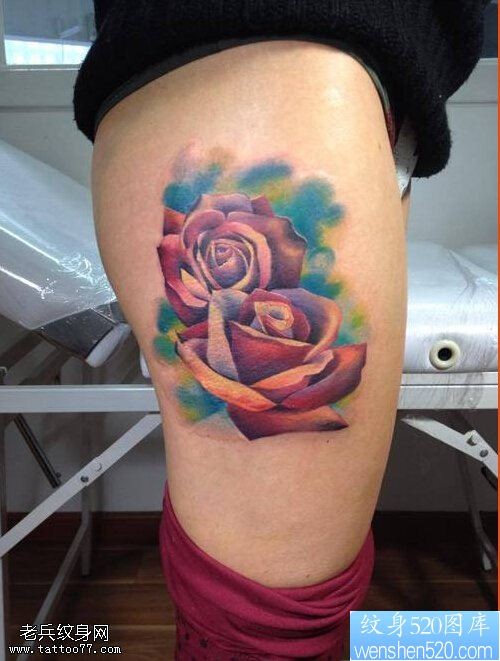 点击大图看下一张：一款腿部彩色玫瑰花纹身图案