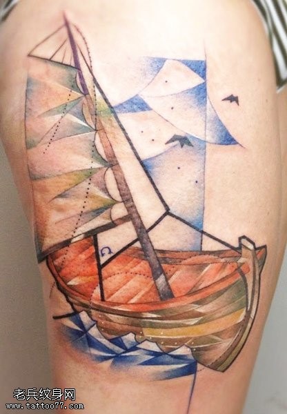 点击大图看下一张：腿部彩色帆船纹身图案