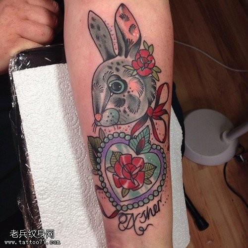 点击大图看下一张：腿部彩色兔子桃心玫瑰花纹身图案