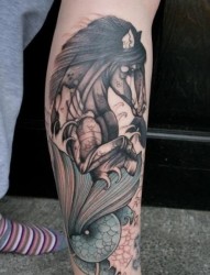 女性腿部彩色小鹿玫瑰花纹身图片