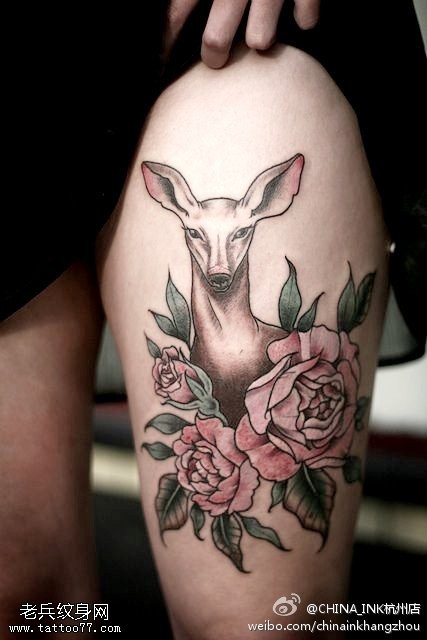 点击大图看下一张：女性腿部彩色小鹿玫瑰花纹身图片