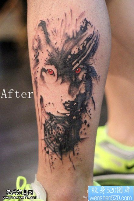 点击大图看下一张：一款腿部泼墨狼纹身图案
